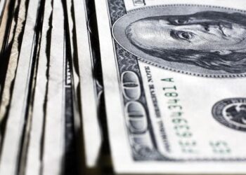 البنوك المركزية الرئيسية تخفض وتيرة مبيعات الدولار مع انحسار التوترات العالمية