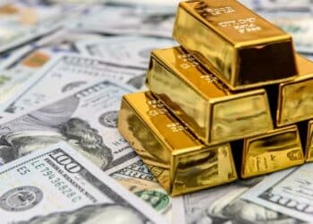 الذهب يزداد بريقا مع هبوط الدولار والبيانات الأميركية في دائرة الضوء