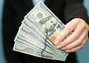 ارتفاع الدولار إلى أعلى مستوى في شهرين أمام اليورو