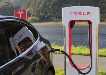توقعات بارتفاع سهم Tesla بنحو 22% بسبب صفقتها مع GM وFord
