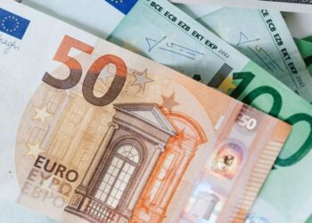اليورو يتراجع من أعلى مستوى له قبل إصدار بيانات التضخم بأوروبا