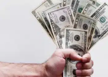 نهاية السيطرة على الدولار.. فكرة ممكنة ولكنها غير مرجحة!
