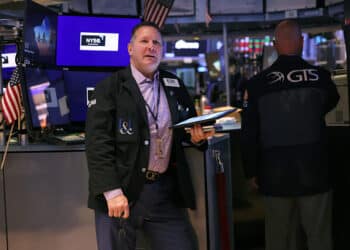 إغلاق الأسهم الأمريكية بنسبة 1% عند الإغلاق نتيجة ارتفاع عوائد السندات