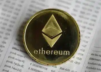 الإيثريوم ينخفض بنسبة 2% نتيجة للضغوط على الأسواق