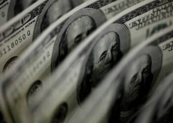الدولار يتوقف عن التراجع بعد فترة من عمليات البيع الكثيفة في نوفمبر