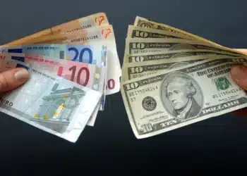 ارتفاع الدولار مقابل اليورو عقب إشارة باول إلى خفض الفائدة