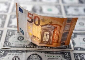 اليورو يتراجع بعد ميل “المركزي الأوروبي” لوقف التشديد النقدي