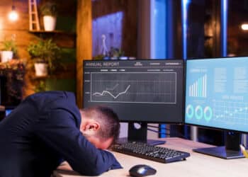 أسهم أوروبا تتراجع متأثرة بمخاوف سقف الدين الأميركي ونتائج شركات ضعيفة