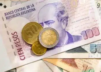 الأرجنتين تقوم بتخفيض قيمة البيزو عقب نتائج مفاجئة في الانتخابات