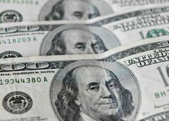 الدولار يصعد بفضل قوة الاقتصاد الأميركي