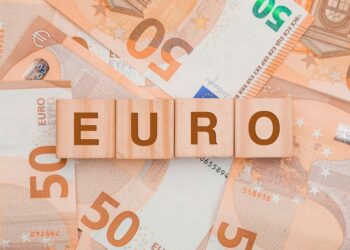 استمرار تراجع اليورو ليلامس أدنى مستوى في 3 أشهر قبل صدور بيانات نمو الاقتصاد الأوروبي