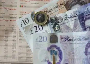 الجنيه الإسترليني ينخفض لأدنى مستوى له خلال 4 أشهر نتيجة لتراجع التضخم في بريطانيا