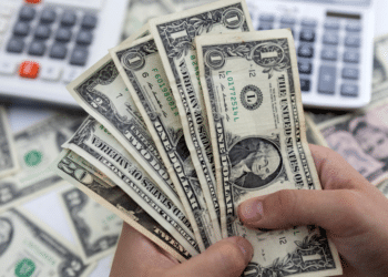 انخفاض الدولار في ضوء توقعات بعدم زيادة أسعار الفائدة في أميركا
