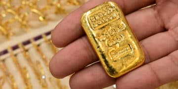 ارتفاع سعر الذهب ضمن المنطقة الإيجابية بفضل تباطؤ عوائد السندات الأمريكية