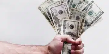 نهاية السيطرة على الدولار.. فكرة ممكنة ولكنها غير مرجحة!