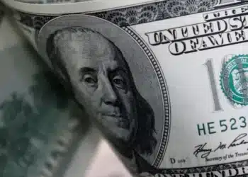 الدولار يبقي على مكاسبه قبل تصريحات رئيس الاحتياطي الفدرالي الأمريكي