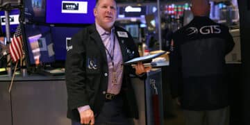 إغلاق الأسهم الأمريكية بنسبة 1% عند الإغلاق نتيجة ارتفاع عوائد السندات