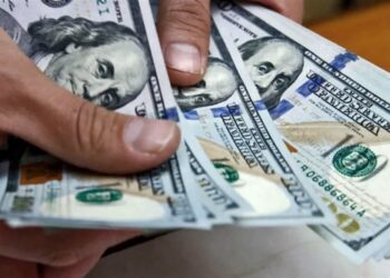 ارتفاع الدولار لأعلى مستوى خلال 3 أسابيع قبل صدور بيانات النمو الأمريكية