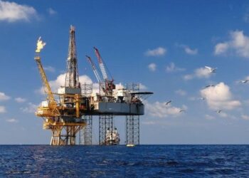 ارتفاع النفط ليسجل أول مكاسب أسبوعية في شهرين