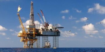 ارتفاع النفط ليسجل أول مكاسب أسبوعية في شهرين