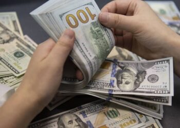 تراجع الدولار الأمريكي في ظل ضغوط عائدات السندات