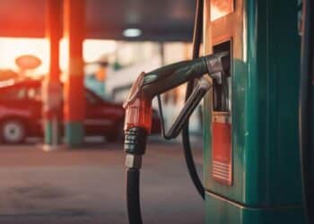 تصاعد أسعار النفط بفعل توقعات الإمدادات المنخفضة والمخاوف الجيوسياسية