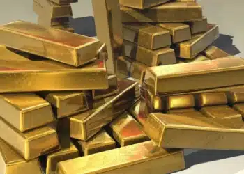 الذهب يتراجع لكنه يسجل مكاسب شهرية